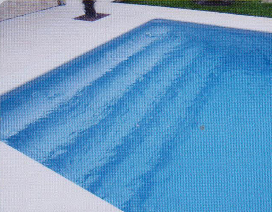 Piscine avec Escalier béton sur la largeur